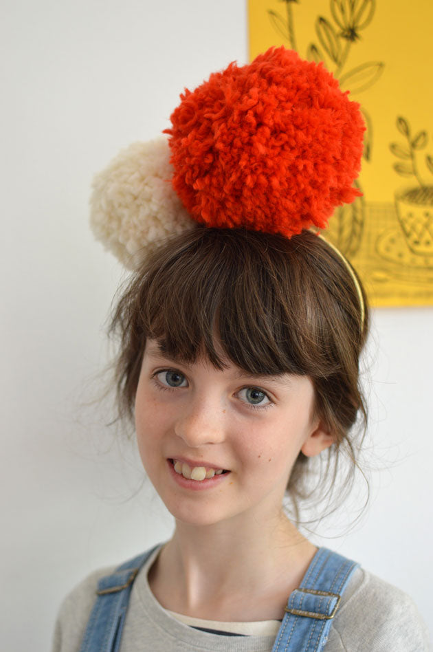 Make a headband pom-pom with Ophelia